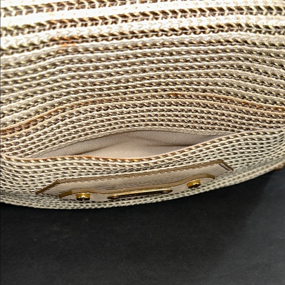 Eric Javits Tan and Cream Shoulder Bag - Picture 17 of 17